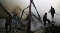 Des Casques blancs syriens éteignent un incendie provoqué par des frappes aériennes du régime sur la ville rebelle de Hamouria, dans les environs de Damas, le 21 mars 2017 [AMER ALMOHIBANY / AFP]