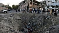 Cratère après l'attentat dévastateur au camion piégé qui a frappé mercredi 31 mai 2017 le quartier diplomatique de Kaboul [WAKIL KOHSAR / AFP/Archives]