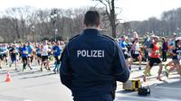 Un policier en faction lors du semi-marathon de Berlin, le 8 avril 2018  [Christophe Gateau / dpa/AFP]