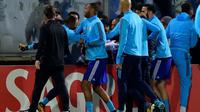 Patrice Evra perd ses nerfs et assène un coup de pied à un supporteur de Marseille venu l'insulter, le 2 novembre 2017 à Guimares, au Portugal [MIGUEL RIOPA / AFP/Archives]