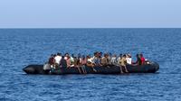 Au large des côtes libyennes, des migrants attendent d'être secourus par les garde-côtes italiens, le 6 août 2017  [ANGELOS TZORTZINIS / AFP]