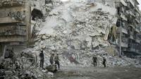 Des membres de forces de défense syrienne cherchent des corps parmi les ruines d'un immeuble à Alep le 17 octobre 2016 [KARAM AL-MASRI / AFP/Archives]