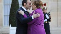 Le président Emmanuel Macron accueille la Chancelière allemande Angela Merkel, le 16 mars 2018 à l'Elysée, à Paris [LUDOVIC MARIN / AFP]