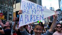 Des manifestants opposés à la décision du président Trump d'interdire le recrutement de personnes transgenres dans les forces armées américaines, le 26 juillet 2017 à Times Square, New York. [Jewel SAMAD / AFP/Archives]