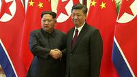 Le président chinois Xi Jinping et le dirigeant nord-coréen Kim Jong Un, sur des images diffusées par la télévision chinoise le 28 mars 2018 concernant leur rencontre à Pékin. Il s'agit du premier voyage à l'étranger de Kim Jong Un. [ / AFP]