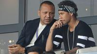 Neymar et son père au Parc des Princes le 5 août 2017 [JACQUES DEMARTHON / AFP/Archives]