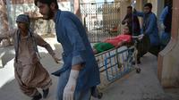 Des secouristes prennent en charge une des blessés dans l'attentat d'une église à Quetta au Pakistant le 17 décembre 2017 [BANARAS KHAN / AFP]