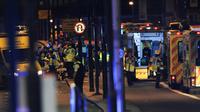 Des officiers de police et les services de secours sur le London Bridge, à Londres, le 3 juin 2017, où une camionnette a foncé sur la foule, un acte qualifié par la police de "terroriste" [DANIEL SORABJI                       / AFP]