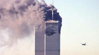 Un avion s'approche du World Trade Center, le 11 septembre 2001 à New York [SETH MCALLISTER / AFP/Archives]