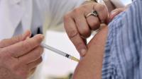 Une infirmière vaccine une femme contre la grippe le 14 septembre 2009 dans un hôpital à Clermont-Ferrand [THIERRY ZOCCOLAN / AFP/Archives]