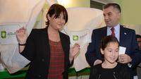 Le candidat à la présidentielle David Bakradze, sa femme Maka et sa fille Nita, le 27 octobre 2013 dans un bureau de vote à Tbilisi  [Zviad Nilolaishvili  / AFP]