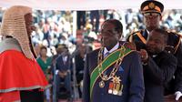 Le président zimbabwéen Robert Mugabe lors de son investiture le 22 août 2013 dans un stade de la périphérie d'Harare [Alexander Joe / AFP]