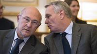 Michel Sapin et Jean-Marc Ayrault le 25 novembre 2013 lors de la réunion à Matignon sur la remise à plat du système fiscal [Fred Dufour / AFP]
