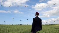 Un vétéran britannique regarde les parachutes lors des commémorations du D-Day à Ranville le 5 juin 2014 [Thomas Bregardis / AFP]
