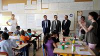 Le Premier ministre français Manuel Valls, le ministre de l'Education Benoit Hamon et le maire de Blois Marc Gricourt, durant une visite de classe à Blois, le 23 juin 2014 [Guillaume Souvant / AFP/Archives]