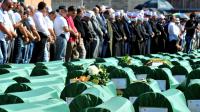 Des musulmans de Bosnie participent, le 20 juillet 2014, aux obsèques de 283 musulmans tués il y a 20 ans à Prijedor, dans le nord-ouest de la Bosnie, et dont les corps ont été retrouvés récemment  [Elvis Barukcic / AFP]