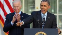 Le président américain Barack Obama, accompagné de son vice-président Joe Biden, se félicite, le 1er avril 2014 à La Maison Blanche à Washington, d'avoir dépassé son objectif de 7 millions d'Américains ayant souscrit à une couverture maladie  [Jewel Samad / AFP]