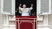 Le pape Benoît XV célèbre son dernier Angelus depuis ses appartements, le 24 février 2013 Place St Pierre, à Rome [Alberto Pizzoli / AFP]