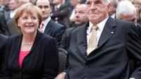 Angela Merkel  et l'ancien chancelier Helmut Kohl le 27 septembre 2012 à Berlin [Wolfgang Kumm / Pool/AFP]