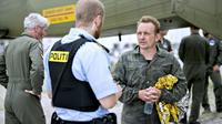Peter Madsen parle à un policier à Dragoer Harbor au sud de Copenhague le 11 août 2017 [Bax Lindhardt / Scanpix Denmark/AFP/Archives]