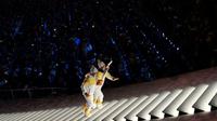 Deux hockeyeuses, l'une du Nord, l'autre du Sud, main dans la main montent vers la vasque olympique lors de la cérémonie d'ouverture des JO-2018, le 9 février 2018 à Pyeongchang [ARIS MESSINIS / AFP]