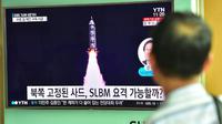 Un homme scrute un écran de télévision annonçant un nouveau tir de missile par la Corée du Nord, le 25 août 2016 à Séoul, en Corée du Sud [JUNG YEON-JE / AFP/Archives]