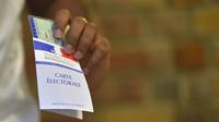 Une femme tient en main sa carte d'électeur et sa pièce d'identité lors des élections législatives à Nantes, le 18 juin 2017 [LOIC VENANCE / AFP/Archives]