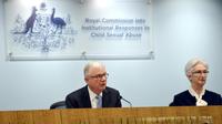 Peter McClellan (g) et Jennifer Coates, membre de la Commission d'enquête royale sur les réponses institutionnelles aux crimes pédophiles, le 14 décembre 2017 à Sydney [Jeremy Piper / ROYAL COMMISSION INTO INSTITUTIONAL RESPONSES TO CHILD SEXUAL ABUSE/AFP]