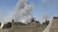De la fumée s'échappe de Douma (Ghouta orientale) près de Damas, le 7 avril 2018 [STRINGER / AFP]