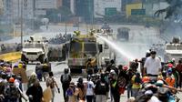 La police anti-émeute utilise un canon à eau face aux manifestants à Caracas, le 31 mai 2017 [FEDERICO PARRA                       / AFP]