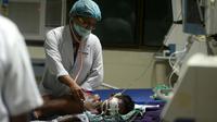 Le personnel médical au chevet d'un enfant à l'hôpital de Gorakhpur, qui a connu de nombreux décès qui seraient dus à une pénurie d'oxygène. [SANJAY KANOJIA / AFP]