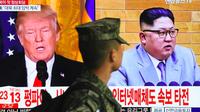 Un soldat sud-coréen passe devant un écran de télévision montrant des photographies du président américain Donald Trump (G) et du dirigeant nord-coréen Kim Jong Un dans une gare de Séoul, le 9 mars 2018 [Jung Yeon-je / AFP]