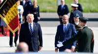 Le président américain Donald Trump (G) et le Premier ministre belge Charles Michel (D) à l'aéroport militaire de Melsbroek à Steenokkerzeel le 24 mai 2017 [Emmanuel DUNAND / AFP]
