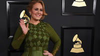 La chanteuse Adele a voulu manifester son soutien aux pompiers après l'incendie à Londres.