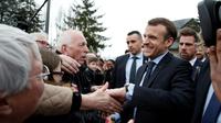 Le président français Emmanuel Macron salue la foule, le 14 mars 2018 à Tours  [BENOIT TESSIER / AFP/Archives]