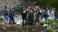 Des enquêteurs fouillent des gravats en bordure du Gave dans le cadre de l'enquête sur la disparition de d'Alexandre Junca, le 20 octobre 2011, à Pau. 