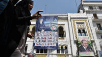 Des affiches électorales à Alger, où les électeurs sont appelés à renouveler le parlement.