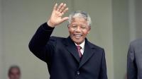 Nelson Mandela, héros de la lutte anti-apartheid et leader du l'ANC devant l'Elysée, à Paris, le 7 juin 1990, où il retrouvera le président François Mitterrand [Michel Clement, Daniel Janin / AFP/Archives]