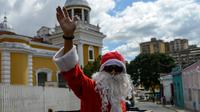 Un homme déguisé en Père Noël lors de l'opération "Santa en las calles" (le Père Noël dans la rue), le 16 décembre 2017 à Caracas, au Venezuela [FEDERICO PARRA / AFP]