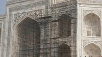 Des touristes visitent le Taj Mahal et passent devant des échafaudages installés pour rénover le monument, à Agra en Inde, le 3 janvier 2018 [DOMINIQUE FAGET / AFP]