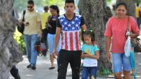 Un Cubain porte un t-shirt aux couleurs du drapeau américain dans une rue de La Havane, le 19 juillet 2016 [YAMIL LAGE / AFP/Archives]