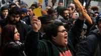 Des Tunisiens manifestent à Tunis contre la loi de finances de 2018, adressant un «carton jaune» au gouvernement, le 12 janvier 2018 [Sofiene HAMDAOUI / AFP]