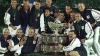 L'équipe de France victorieuse de la Coupe Davis, le 2 décembre 2001 à Melbourne [GREG WOOD / AFP/Archives]