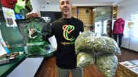 Virgil Grant dans sa boutique de vente de cannabis et de produits dérivés à Los Angeles, le 8 février 2018 [Frederic J. BROWN / AFP]