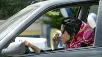 De nombreuses iraniennes retirent une partie de leurs voiles pour conduire.