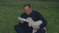 Silvio Berlusconi donne le biberon à un agneau pour une campagne anti-viande.