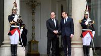 Emmanuel Macron est accueilli par son prédécesseur François Hollande, le 14 mai 2017 à l'Elysée [ERIC FEFERBERG / AFP]