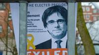 Le portrait de Carles Puigdemont sur une affiche accrochée à la grille d'accès de la prison de Neumünster où l'ex-président catalan est détenu, le 27 mars 2018 en Allemagne [Axel Heimken / AFP/Archives]