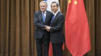 Le ministre chinois des Affaires étrangères Wang Yi (d) et son homologue français Jean-Marc Ayrault, le 14 avril 2017 à Pékin [FRED DUFOUR / AFP]