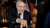 Le président brésilien Michel Temer lors d'un barbecue auquel des ambassadeurs étrangers étaient invités après une réunion  d'urgence sur le démantèlement d'un réseau de commercialisation de viande avariée au Brésil, le 19 mars 2017 à Brasilia [EVARISTO SA / AFP]